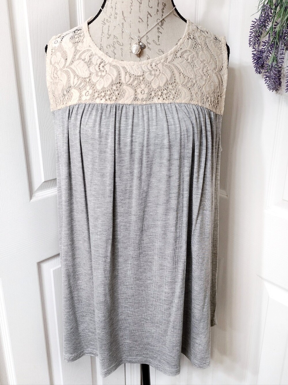 Avenue Lace Yoke Sleeveless Tunic Top - Gray and Cream NWT Size 14/16